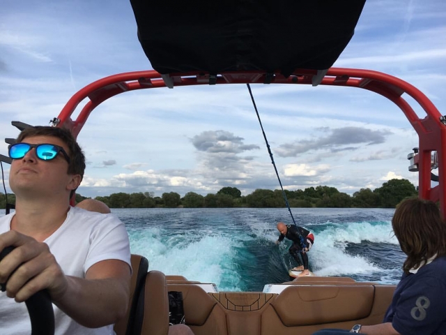  Wake Surfing 